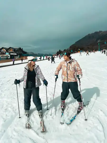 Bia e Pedro esquiando em Bariloche