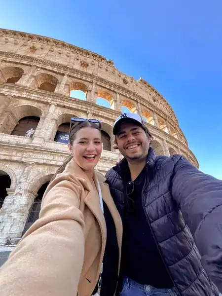Bia e Pedro em frente ao Coliseu, em Roma